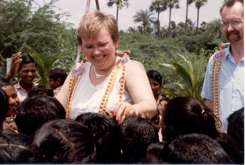 Linda ber för barn i Indien 1990
