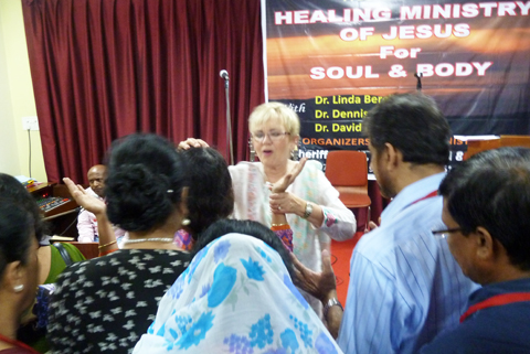 Linda ber på pastorsseminarieum Kolkata 2013