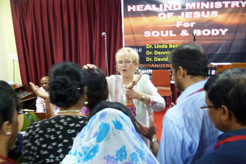 Linda förbön Kolkata pastorssemin 2013 webb Linda ber på pastorsseminarieum Kolkata 2013