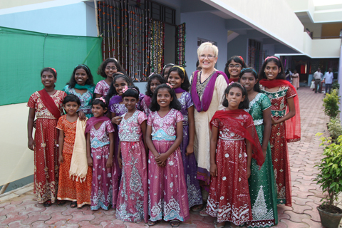 Linda med flickor Kolkata 2013webb Utvecklingscentret för flickor i Kolkata 2013