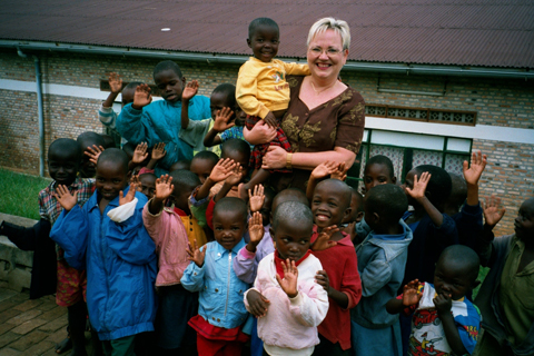 Linda med barnen i Rwanda 2001