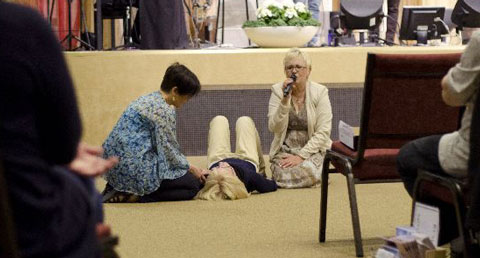 Linda_betjanar_480 Linda Bergling betjänar människor med Guds kärlek och kraft