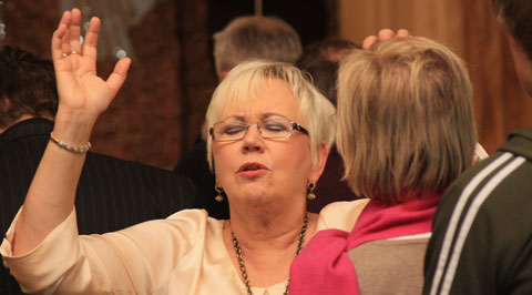 PastorLinda_ber_kvinna_480 Pastor Linda ber för kvinna