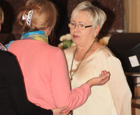 PastorLinda_förbön_480 Pastor Linda samtalar och ber för kvinna