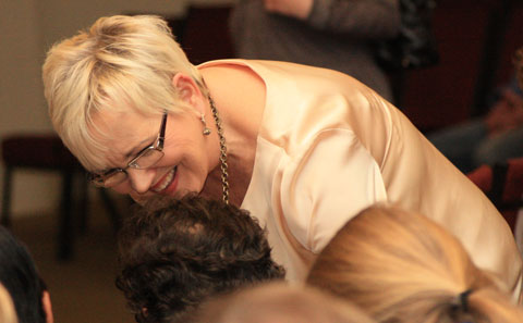 PastorLinda_ler_480 Pastor Linda bjuder fram människor till förbön