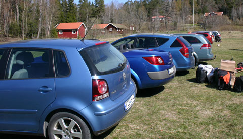 Parkerade bilar vid Sjöhamra gård