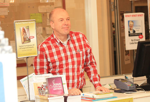 Bokshopen_öppen_480 Torsten arbetar i bokshopen