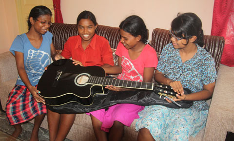 Fyra flickor med ny gitarr
