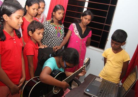 Kolkata flickor spelar gitarr