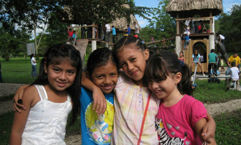 Fyra flickor Guatemala Peten