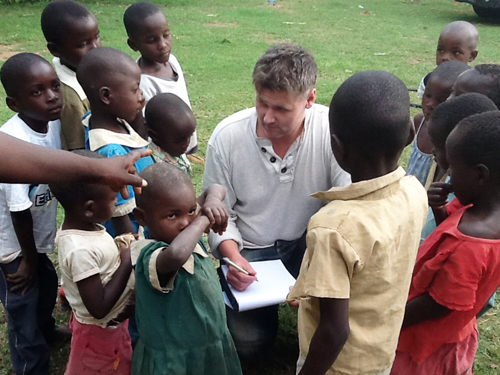 Asbjörn med barn i Kenya 2012