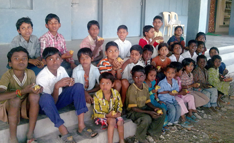 Barn från slummen Nagpur 2013