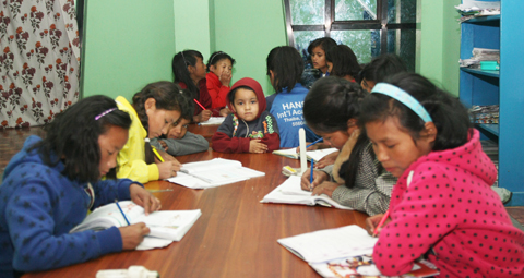 Flickorna i Nepal studerar