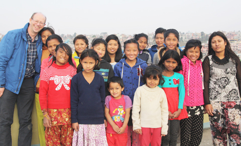 Göran med flickorna i Nepal