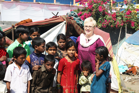 Linda i Nagpur med barn i slumområde