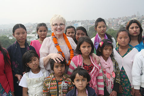 Linda med flickorna i Nepal mars 2017