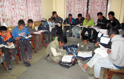 Pojkarna i nepal studerar