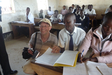På skolbesök i Uganda