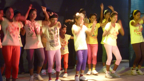 Flickorna dansar invign Kolkata nov 2013 red webb Flickorna dansar Kolkata