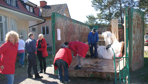 Container-att-fylla_480 Container fylls på arbetsdagen på Sjöhamra