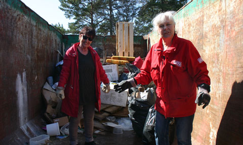 Glada_container_arbetare_480 Glada containerarbetare