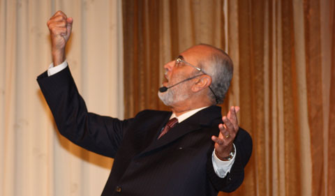 DennisIgnatius_predikar_kn_hand_480 Dennis Ignatius